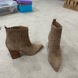 Marc Fisher Suede Ankle Booties – Tan / Camel – Block Heel. Size 7
